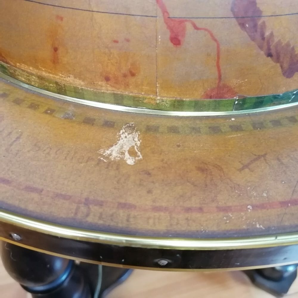 mappamondo vintage con giradischi