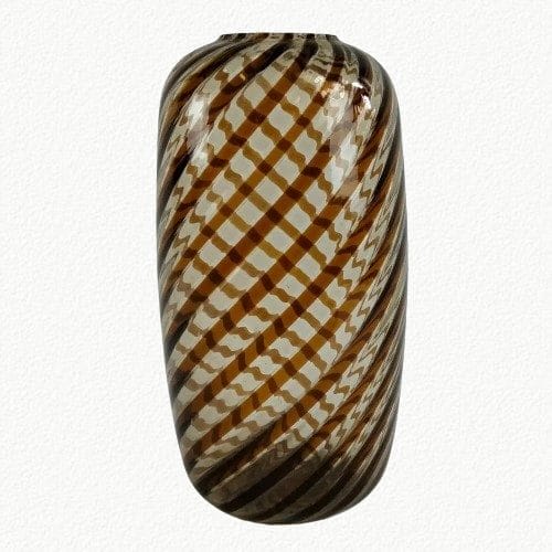 Questo splendido vaso Venini in vetro a canne policrome ritorte è ideale per chi cerca un oggetto decorativo di alta qualità che racconti una storia. Perfetto per arricchire il tuo spazio con un tocco vintage, questo vaso Venini marrone vintage si adatta a qualsiasi ambiente, dal più classico al più moderno.