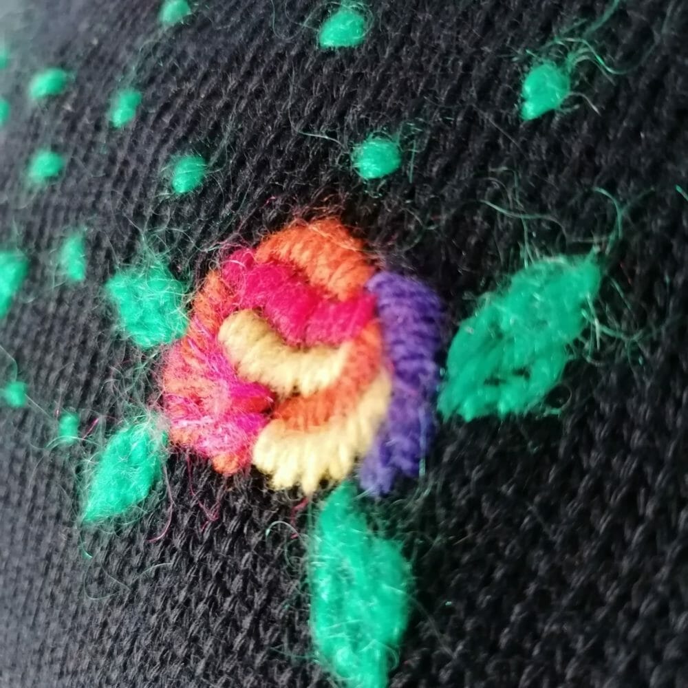 Maglione vintage navy con fiori - immagine 5