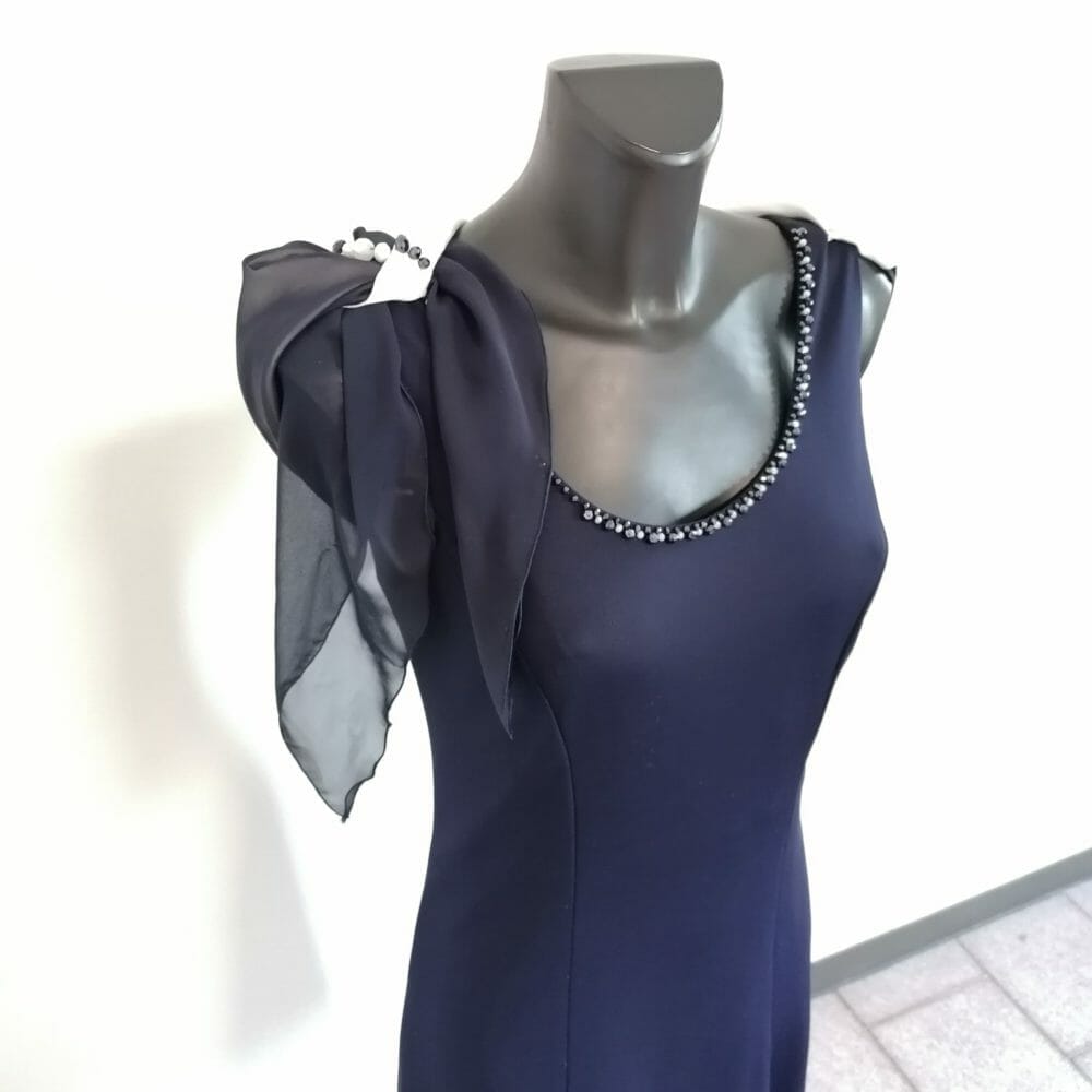 abito navy e bianco con drappeggio