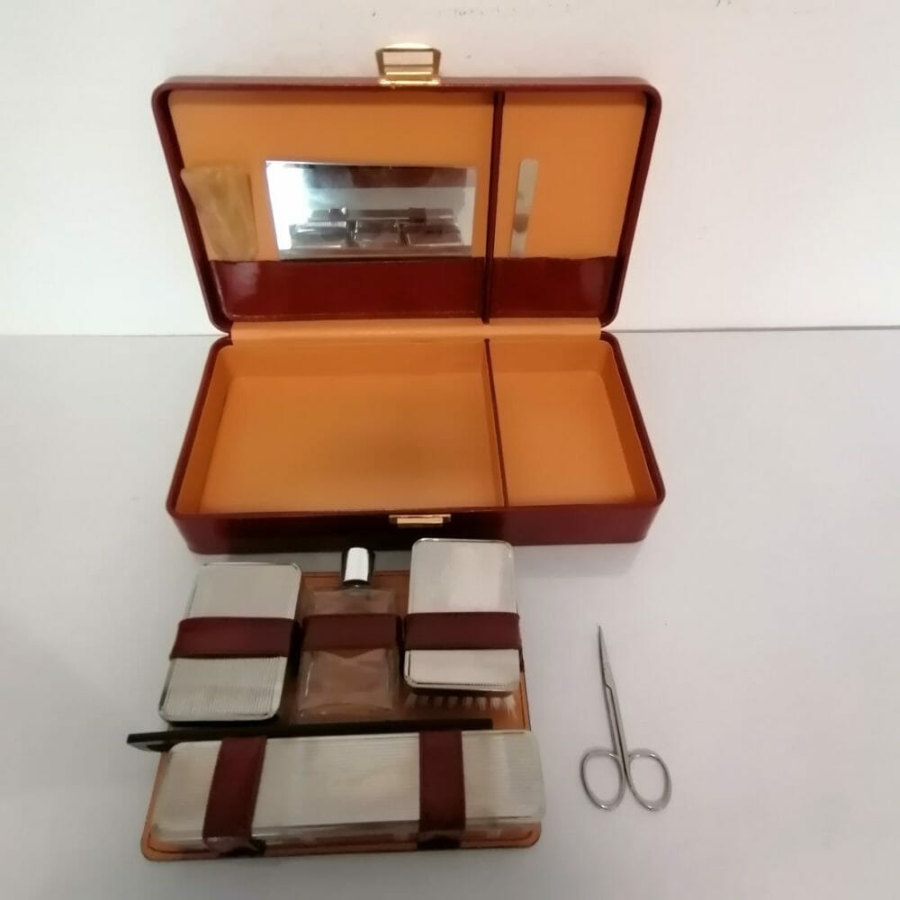 Cofanetto per toilette vintage in pelle con logo - immagine 3