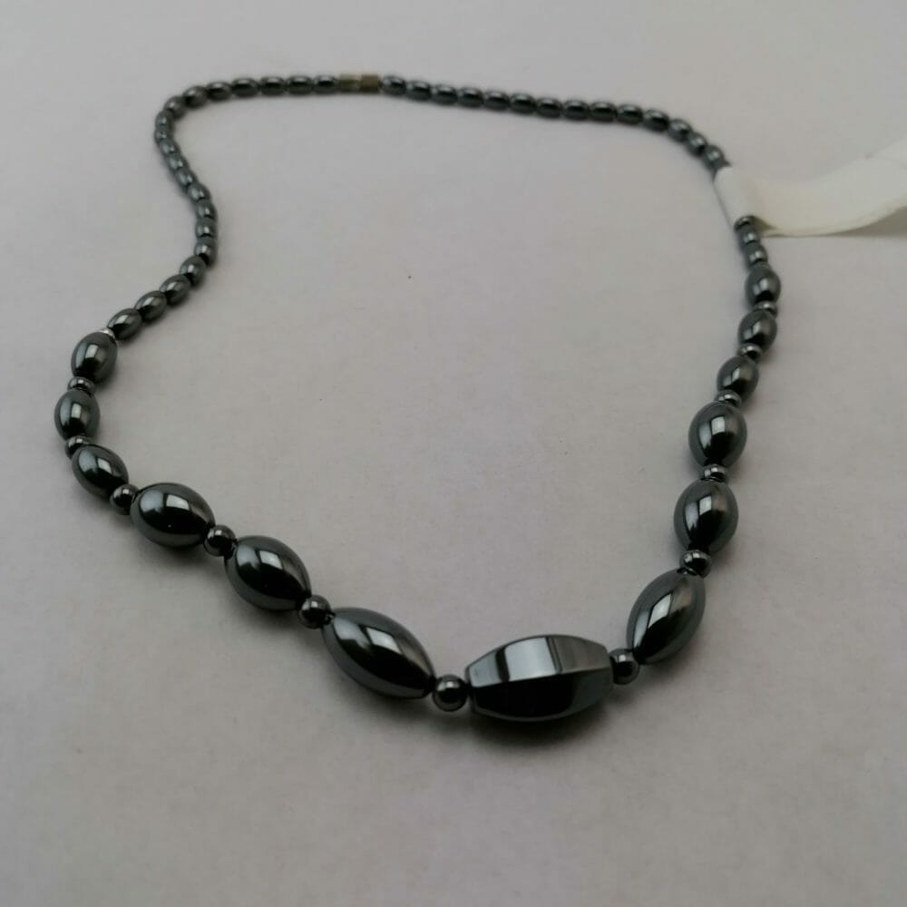 collana in ematite, perle allungate
