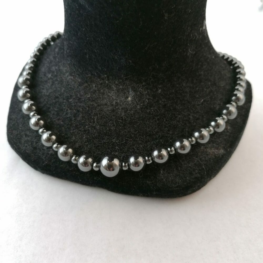 collana di ematite con perle sferiche