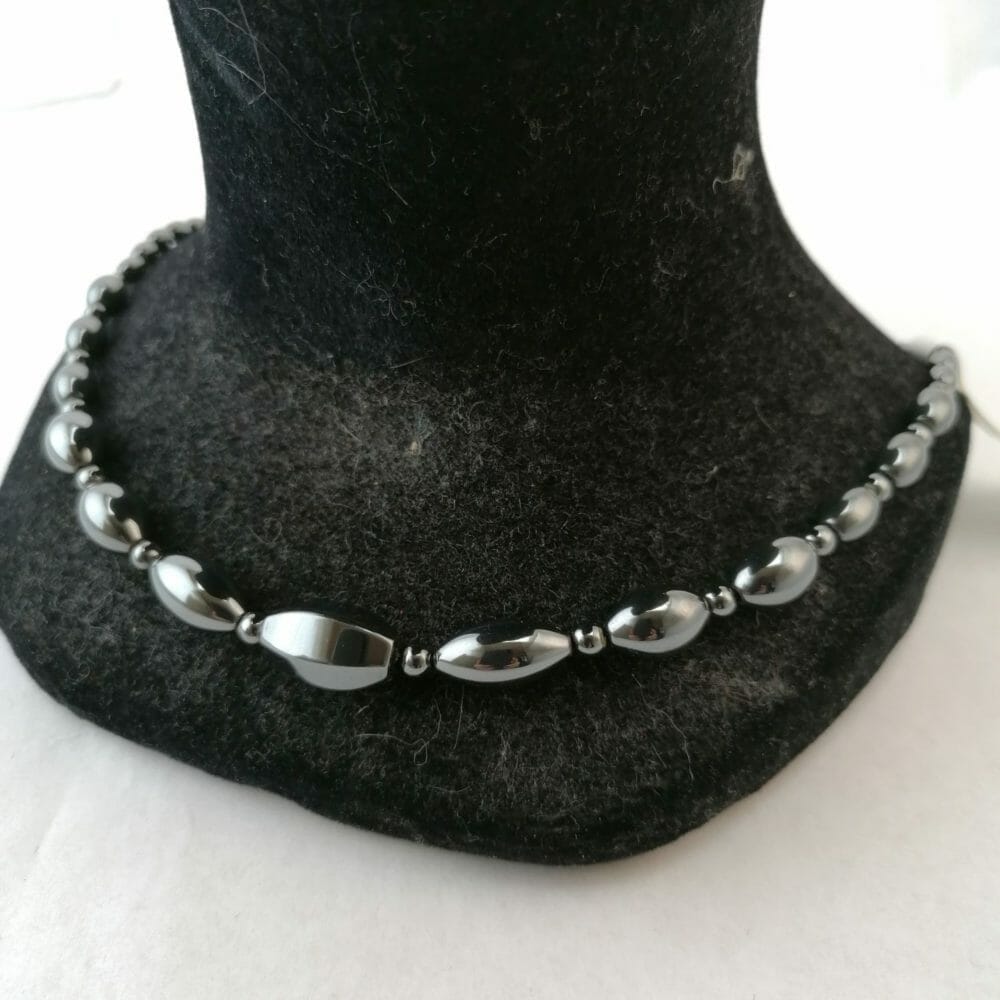 collana in ematite, perle allungate