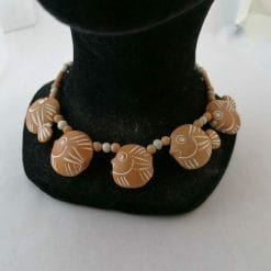 Collana in terra del deserto con pesci, artigianato africano