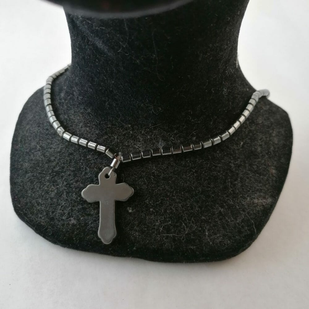 collana in ematite con ciondolo a croce