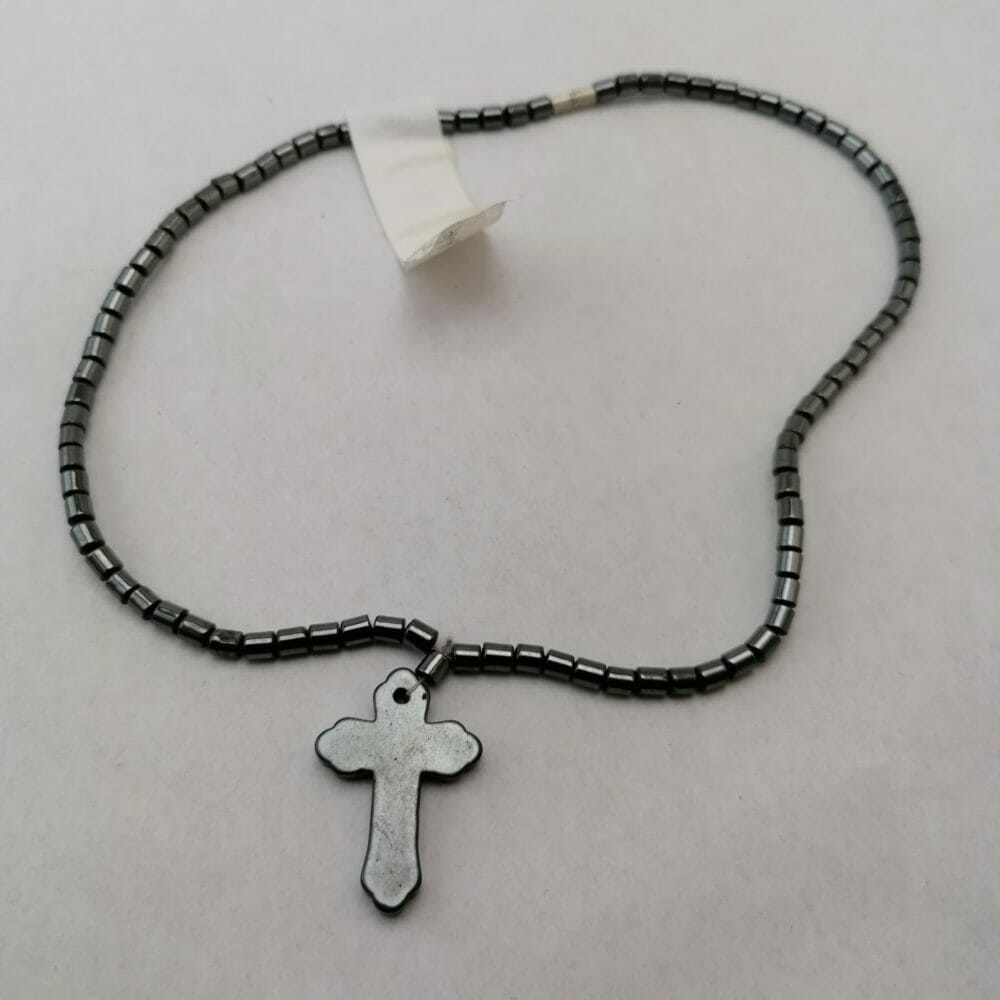 collana in ematite con ciondolo a croce
