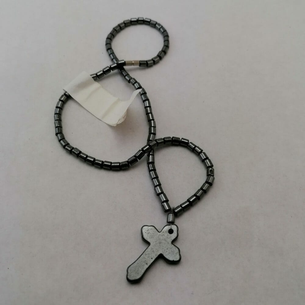 Collana in ematite con ciondolo a croce - immagine 3