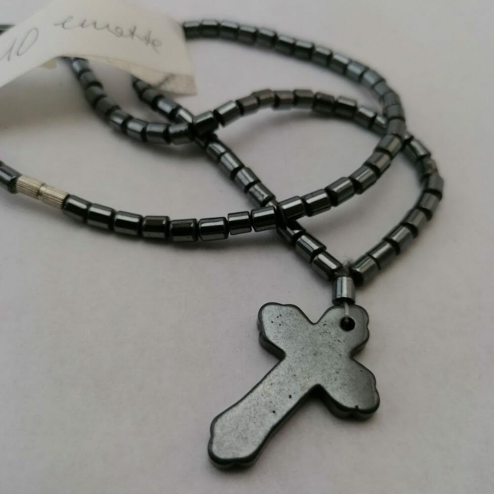 Collana in ematite con ciondolo a croce - immagine 2