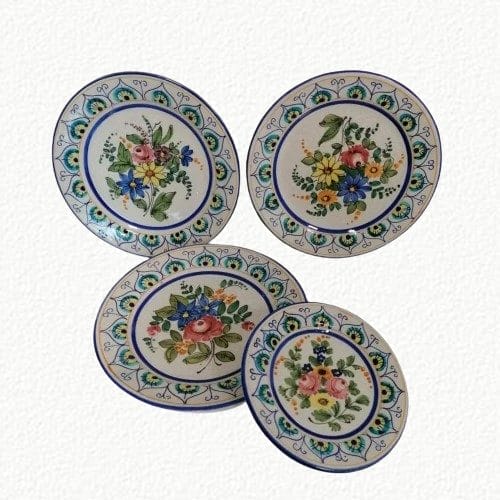 Porta l'arte e l'eleganza nella tua casa con il set Onestini 4 piatti decorativi dipinti, firmati dal Maestro ceramista Giacomo Onestini. Questo esclusivo set include tre piatti da 20 cm e un piattino da 14 cm, tutti decorati con splendidi motivi floreali che catturano la bellezza naturale.
