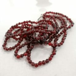 collana di granati con chiusura di zirconi