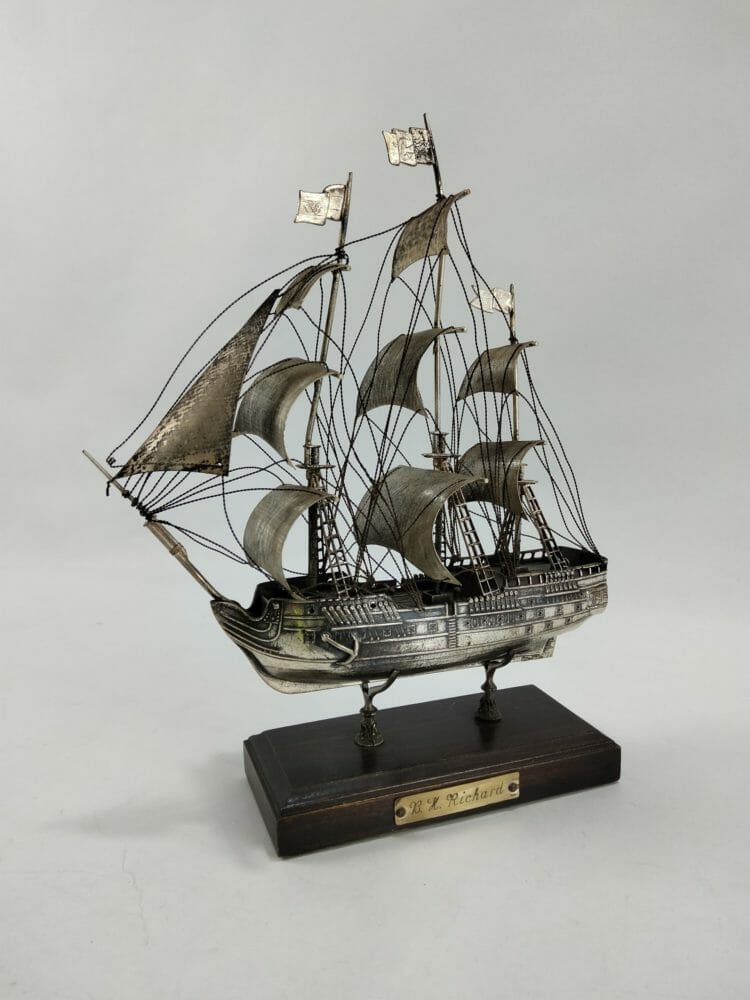 Scopri il modellino BonHomme Richard in argento 800, una fedele riproduzione della storica nave da guerra. Perfetto per collezionisti e appassionati di storia navale.