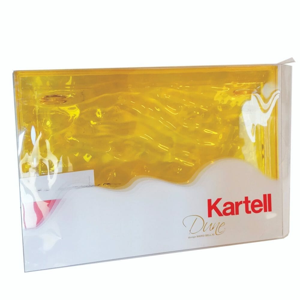Esclusivo vassoio Dune Kartell giallo realizzato in PMMA e ispirato agli elementi naturali. Nuovo, nella confezione originale.