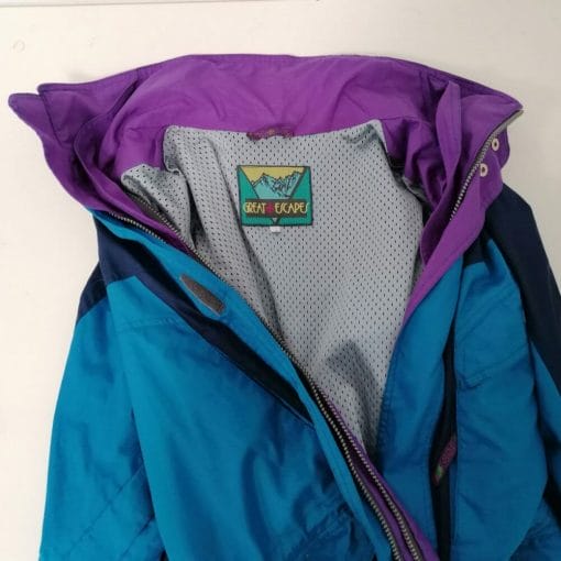 Great Escape giacca leggera anni 90, chiusura con velcro e doppia zip, polsini elastici, retina traspirante all'interno. Iconica e pratica