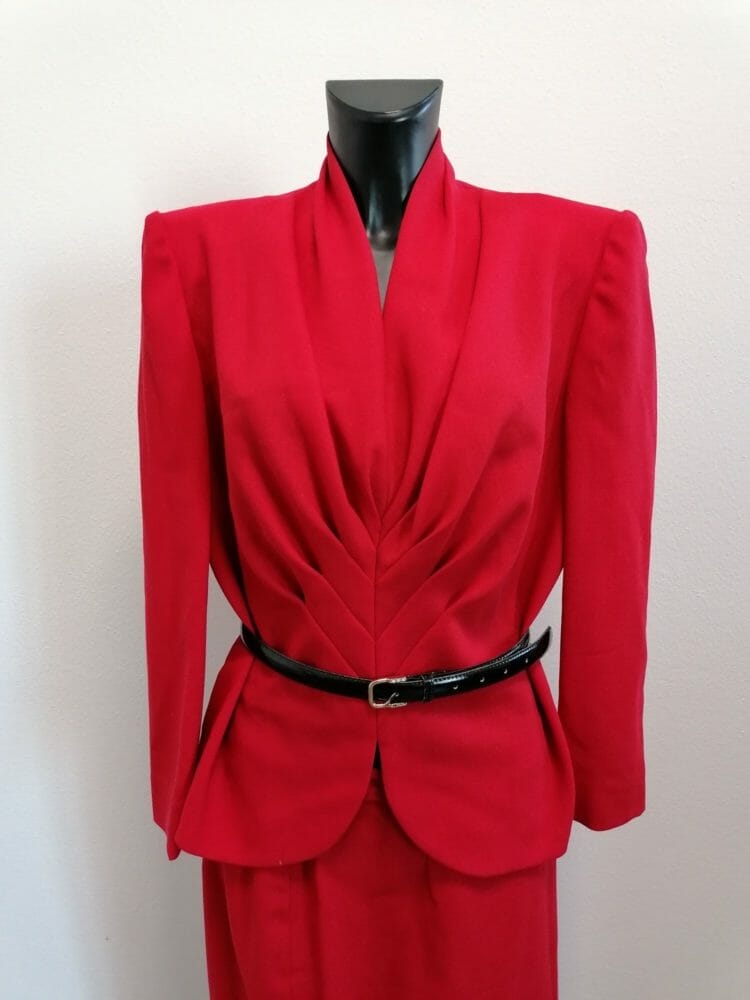 Completo vintage in crêpe rosso - immagine 2