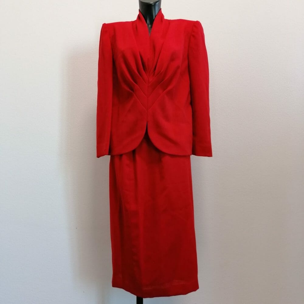 Completo vintage in crêpe rosso - immagine 3