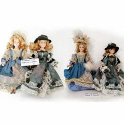 Immergiti nell'eleganza senza tempo delle bambole di porcellana da collezione Victorian Dolls, un lotto esclusivo di quattro bambole vintage fatte a mano. Questo set comprende due modelli Grace e due modelli Rebecca, ognuna con un numero di serie unico, ideale per gli appassionati di collezionismo.
