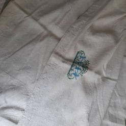 lenzuolo antico in lino grezzo realizzato a telaio con ricamo a mano