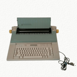 Ecco la macchina da scrivere elettrica Olivetti Compact 65, un classico del marchio italiano!
