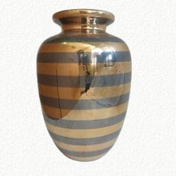 Goditi il prestigio di questo vaso di ceramica in stile Bosa. Firmato I. R. Bosa, questo vaso è una meraviglia decorativa. Le sue bande orizzontali in oro e platino, dipinte a mano, lo rendono unico. Ideale per chi cerca un'arte decorativa unica e di alta qualità!