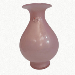 Apprezza la bellezza senza fine del vaso di Murano Barovier & Toso, un autentico capolavoro degli anni '70-'80. Realizzato con maestria dagli artigiani di Barovier & Toso, questo vaso in vetro di Murano rosa è impreziosito da inclusioni di foglia oro, che gli conferiscono una luminosità e una raffinatezza uniche. L'etichetta originale è ancora presente, attestando l'autenticità e il valore di questo straordinario pezzo.