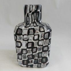 Vaso vetro stile Venini a base quadrata nero e incolore, la particolare lavorazione a