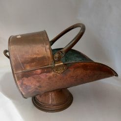 Antico secchio di rame per il trasporto del carbone o della legna risalente al 1800. Dispone di una maniglia pieghevole utile per spostarlo.