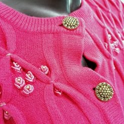 cardigan vintage rosa con applicazioni