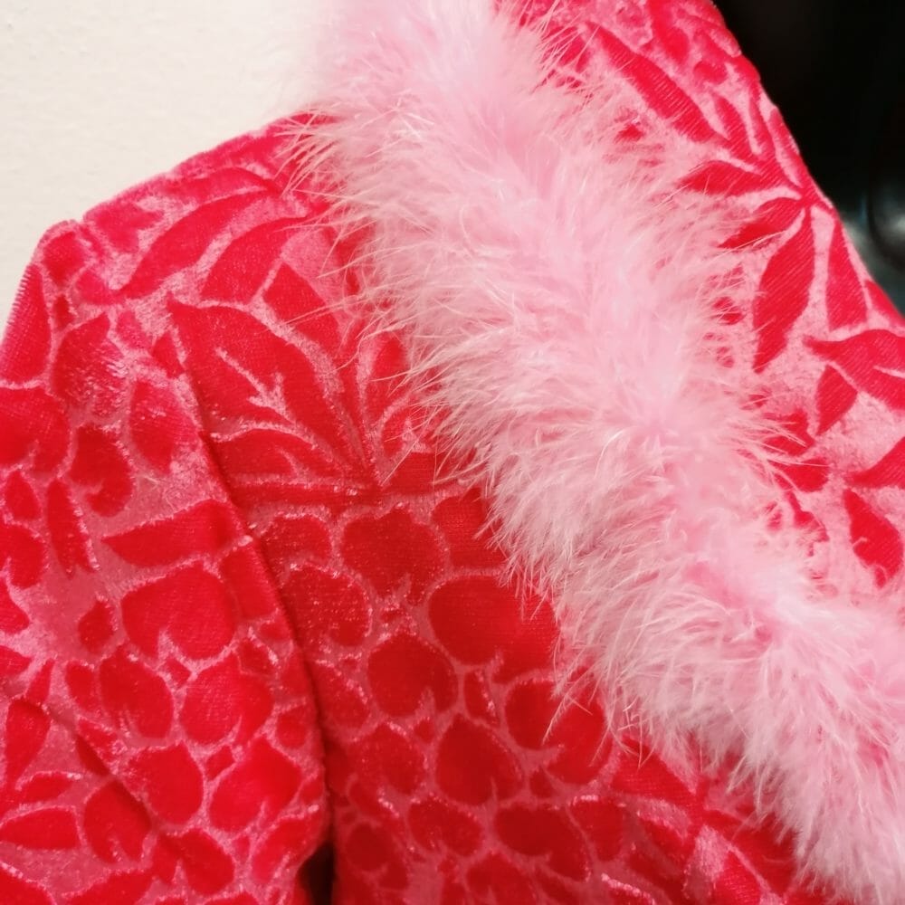 vestaglia anni 70 in ciniglia e piume di struzzo