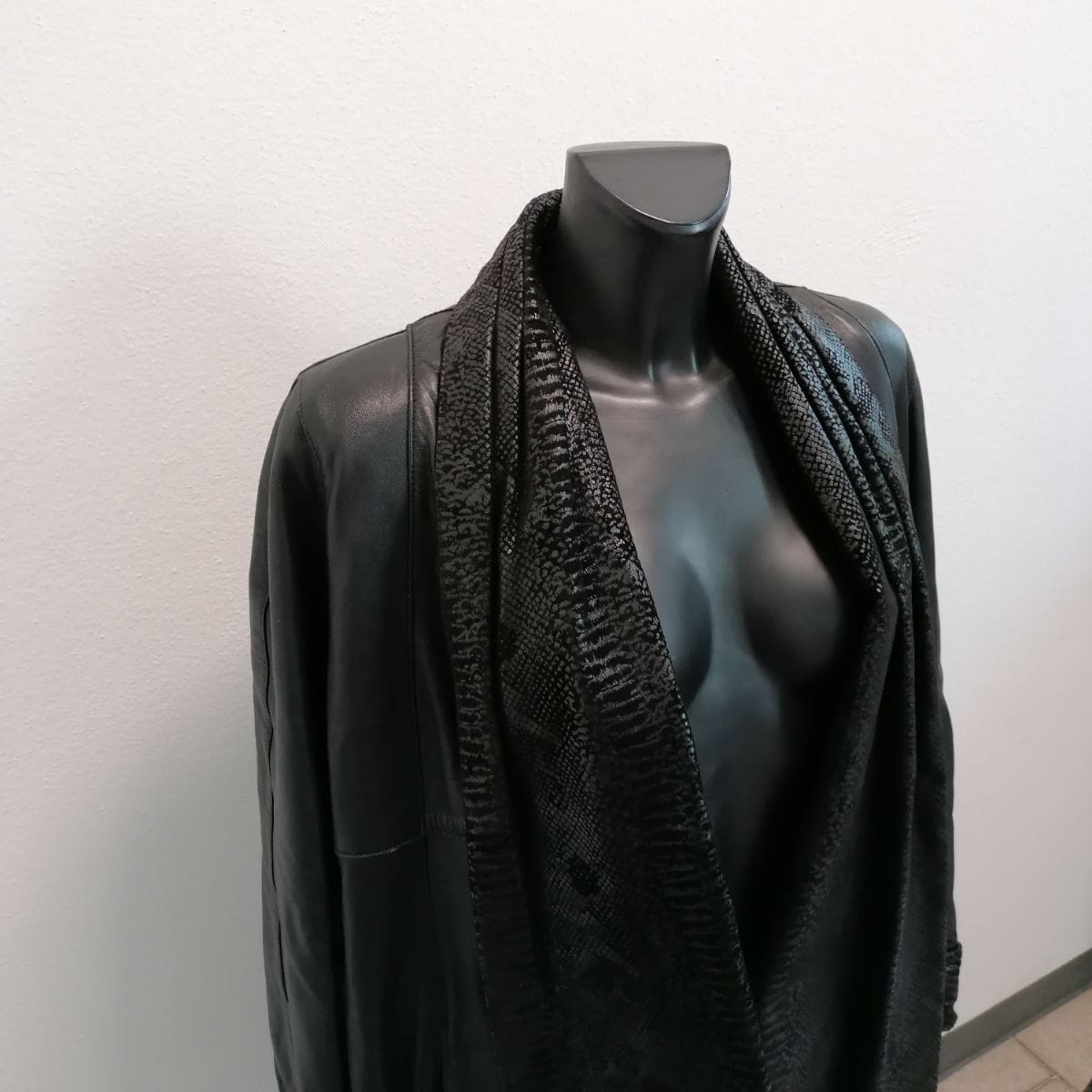 giaccone anni 80 in pelle nera con stampa serpente