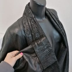 giaccone anni 80 in pelle nera con stampa serpente