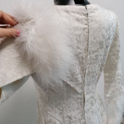 abito da sposa invernale vintage con piume di struzzo
