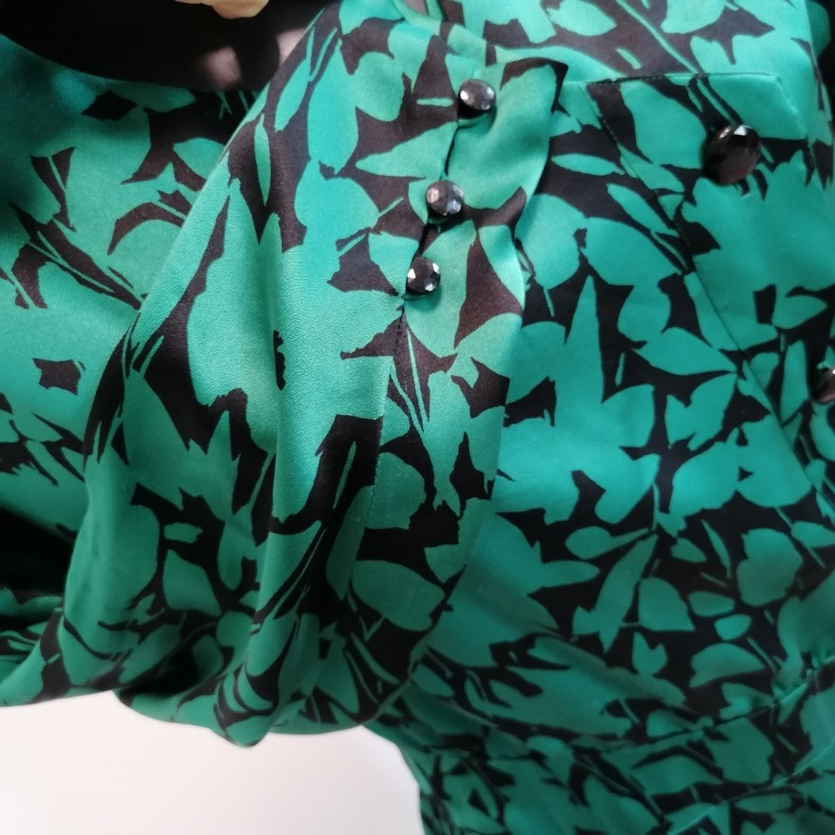 abito anni 80 verde e nero con cintura