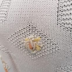 maglione in filo anni 90 con roselline e fiori applicati