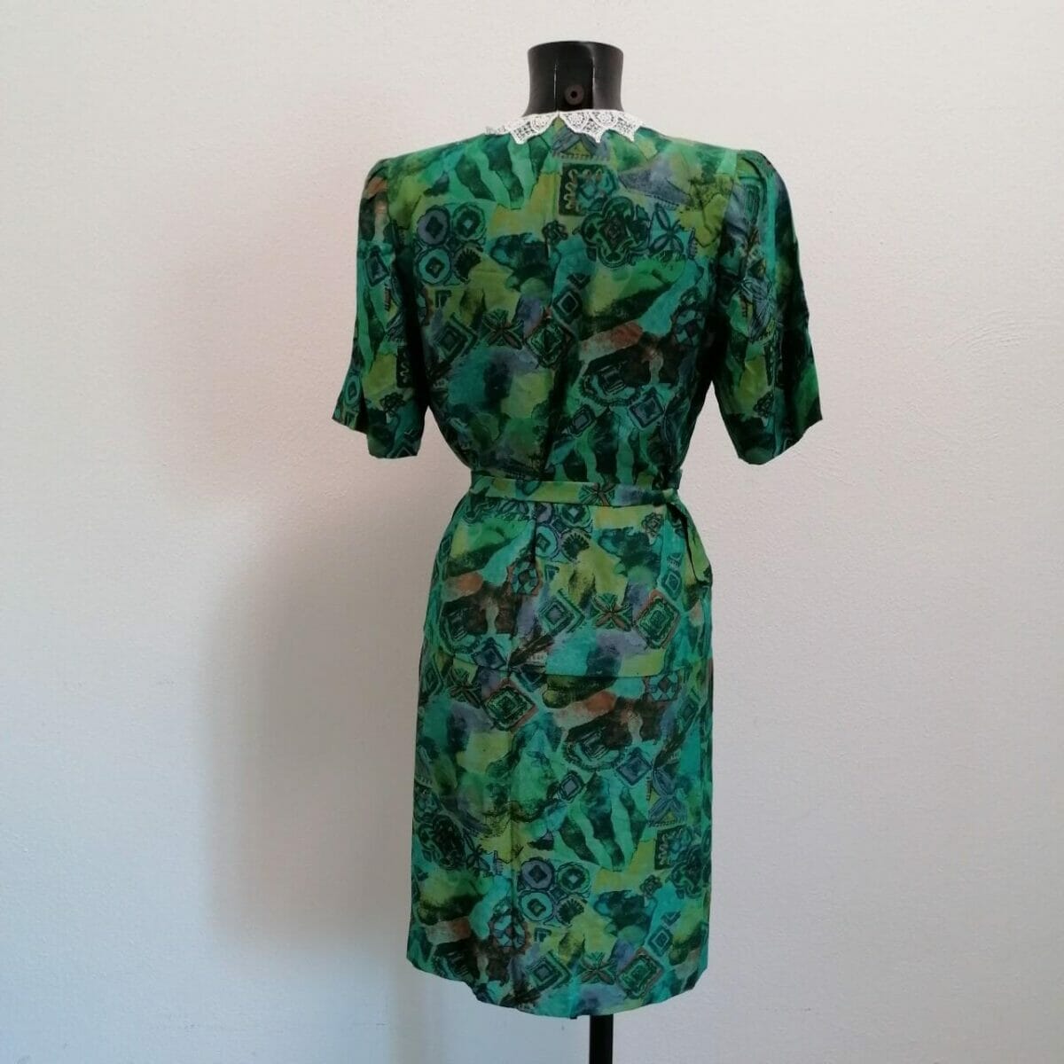 abito vintage sartoriale con cintura e colletto all'uncinetto