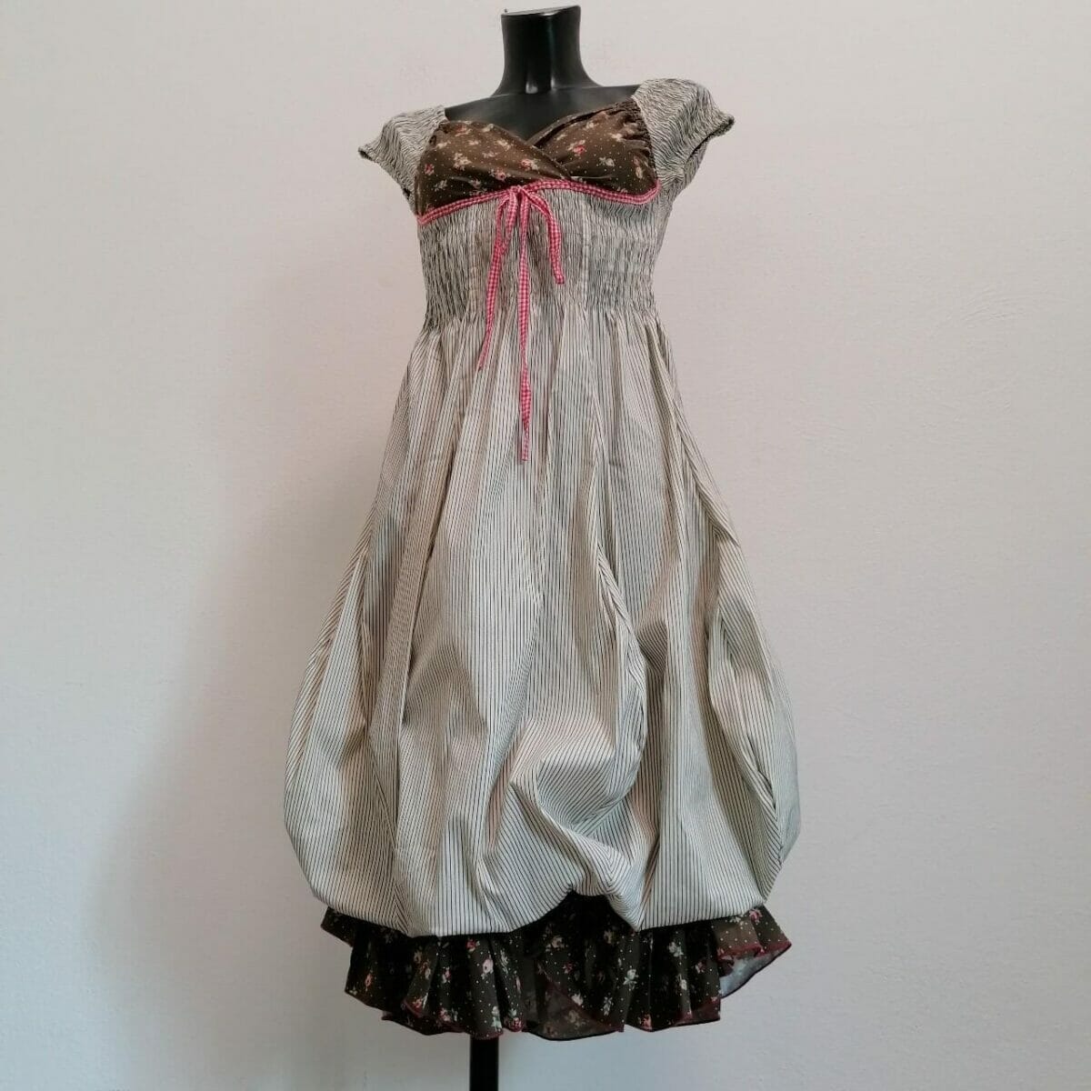 nadir abito anni '00 con conna a palloncino e volant