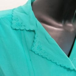 camicia di seta azzurra ricamata a mano vintage