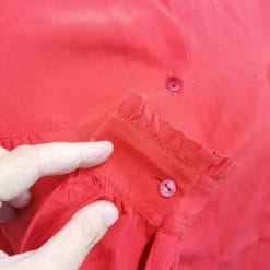 camicia di seta vintage rossa con rouches