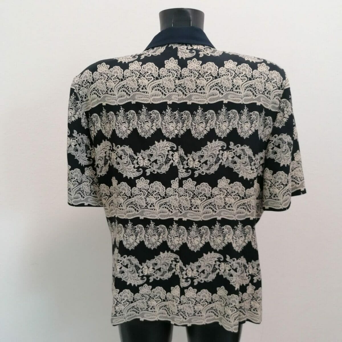 camicia vintage effetto pizzo con spalle imbottite