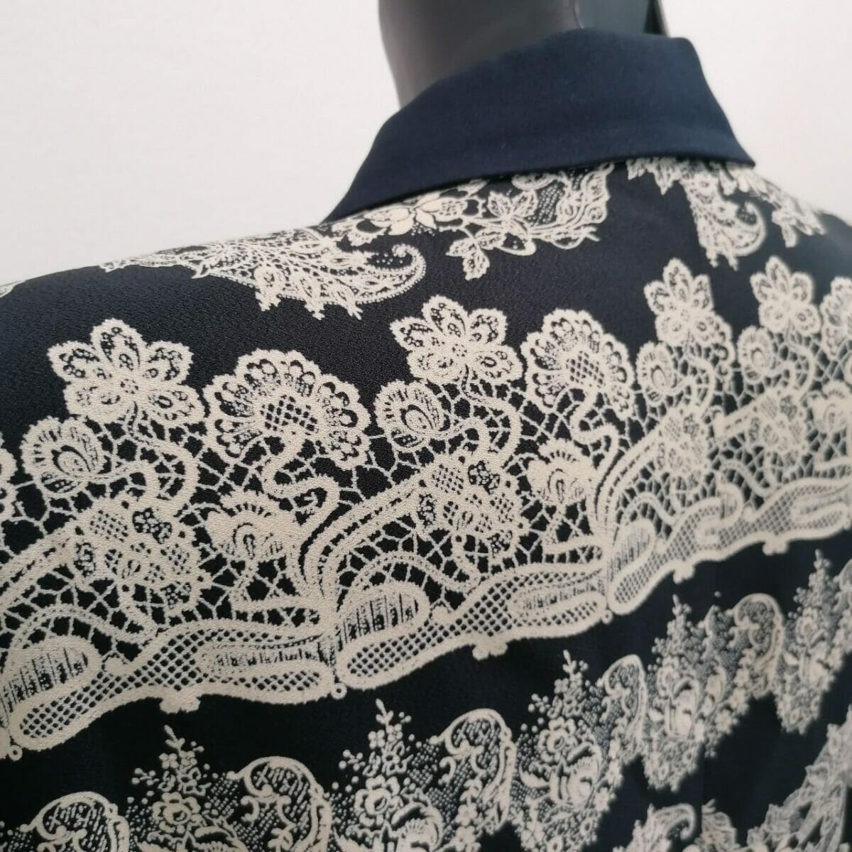 camicia vintage effetto pizzo con spalle imbottite