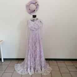 abito da sposa vintage anni '00 bianco e lilla in pizzo con cappello vittoriano