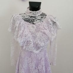 abito da sposa vintage anni '00 bianco e lilla in pizzo con cappello vittoriano