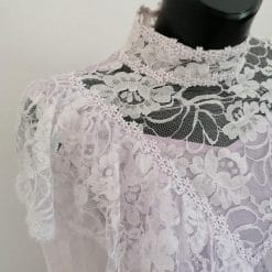 abito da sposa vintage anni '00 bianco e lilla in pizzo con cappello vittoriano