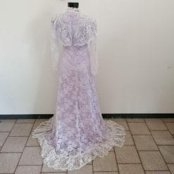 abito da sposa vintage anni '00 bianco e lilla in pizzo con cappello vittoriano