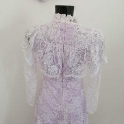 abito da sposa vintage anni '00 bianco e lilla in pizzo con cappello vittoriano