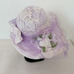 abito da sposa vintage anni '00 bianco e lilla in pizzo con cappello vittoriano