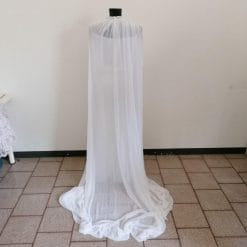 abito da sposa vintage sartoriale con mantello di tulle