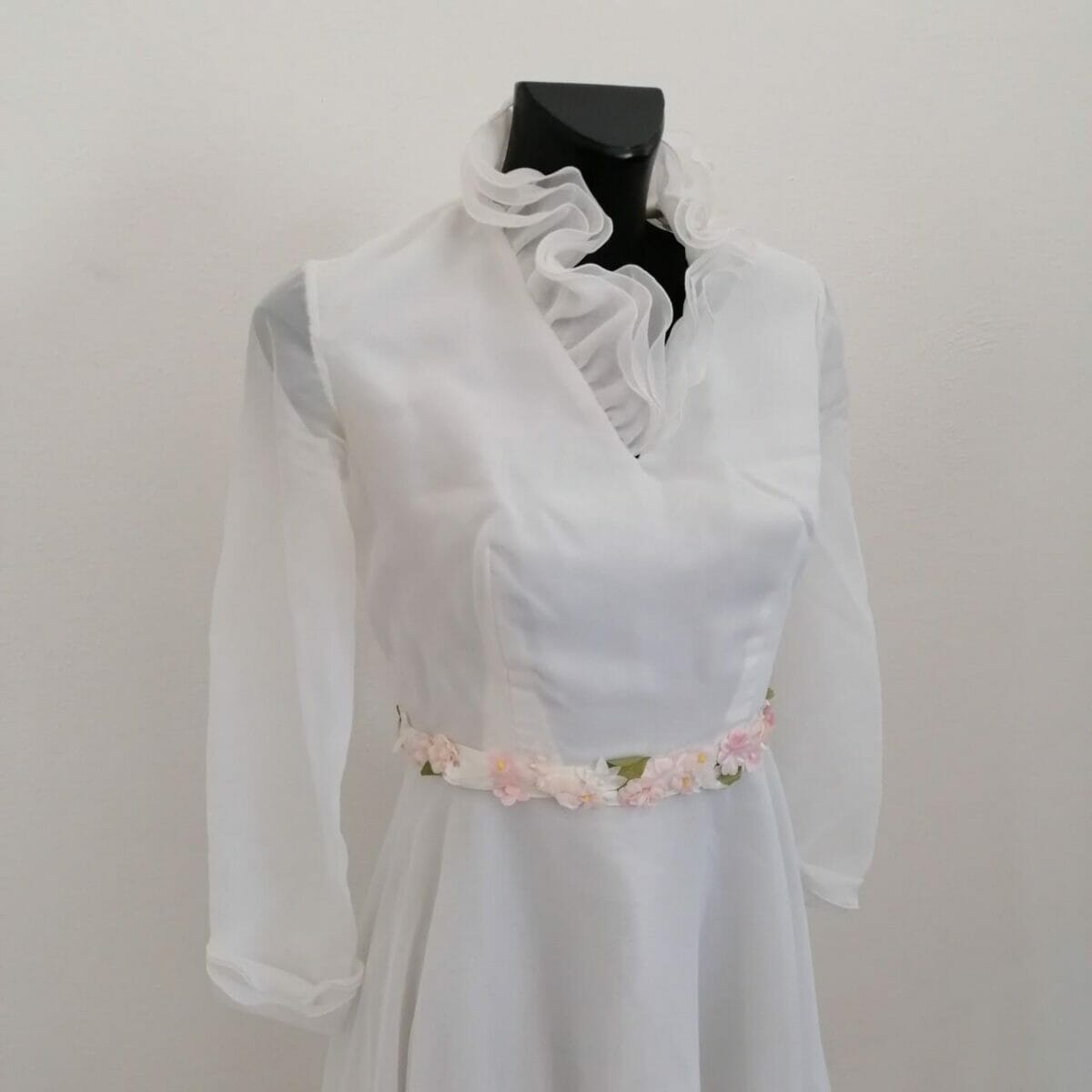 abito da sposa vintage sartoriale anni 90 con volant e fiori applicati