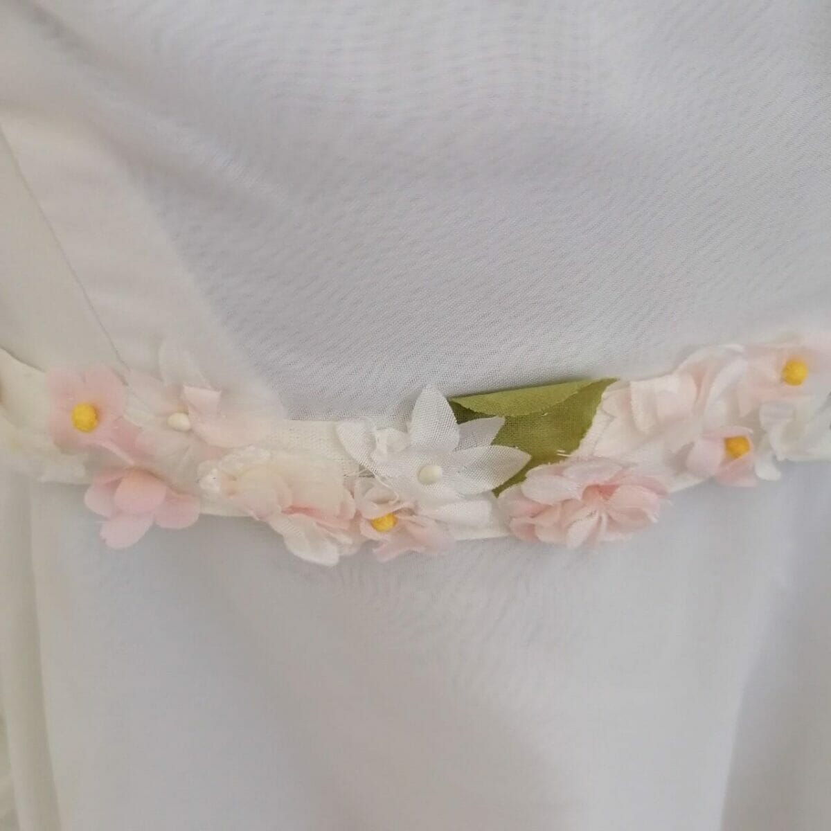 abito da sposa vintage sartoriale anni 90 con volant e fiori applicati