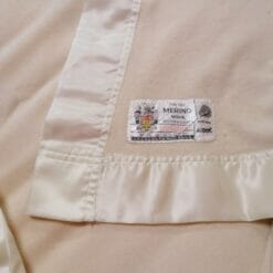 Genuina coperta in lana Merino vintage, colore beige, conservata perfettamente, grandi dimensioni 220x250 cm, anallergica con trattamento antitarma.